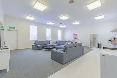 4 Bedroom House - Hobart CBD - Free Parking - Free WIFI - Your Accommodation 9