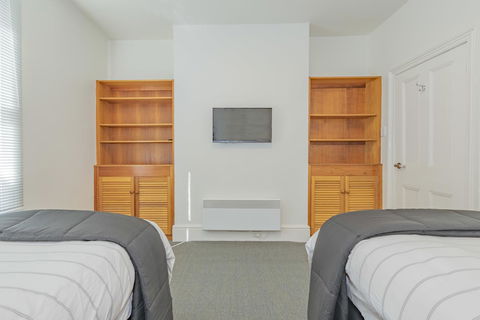 4 Bedroom House - Hobart CBD - Free Parking - Free WIFI - Your Accommodation 15
