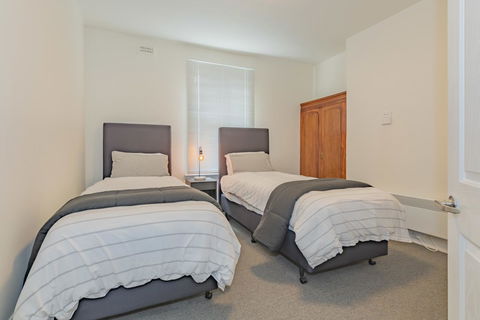 4 Bedroom House - Hobart CBD - Free Parking - Free WIFI - Your Accommodation 3