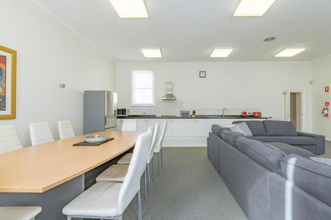4 Bedroom House - Hobart CBD - Free Parking - Free WIFI - Your Accommodation 16