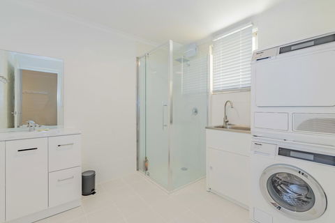 4 Bedroom House - Hobart CBD - Free Parking - Free WIFI - Your Accommodation 4