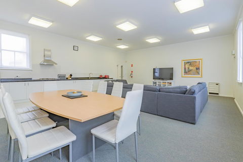4 Bedroom House - Hobart CBD - Free Parking - Free WIFI - Your Accommodation 0