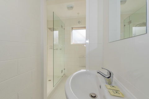 4 Bedroom House - Hobart CBD - Free Parking - Free WIFI - Your Accommodation 11