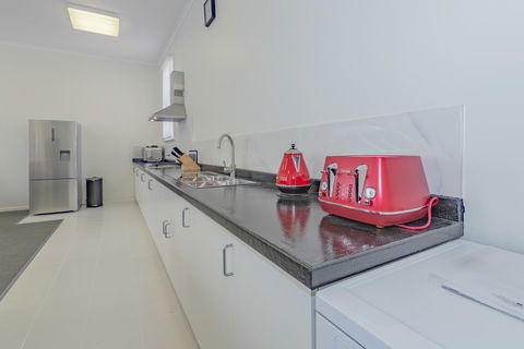4 Bedroom House - Hobart CBD - Free Parking - Free WIFI - Your Accommodation 2