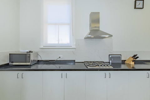 4 Bedroom House - Hobart CBD - Free Parking - Free WIFI - Your Accommodation 8