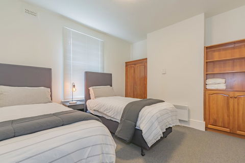 4 Bedroom House - Hobart CBD - Free Parking - Free WIFI - Your Accommodation 1
