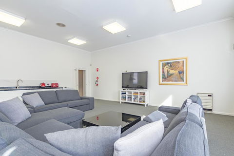 4 Bedroom House - Hobart CBD - Free Parking - Free WIFI - Your Accommodation 12
