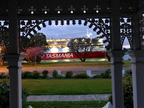 Riverbank Villa - Your Accommodation 0