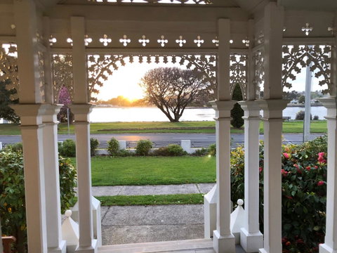 Riverbank Villa - Your Accommodation 8
