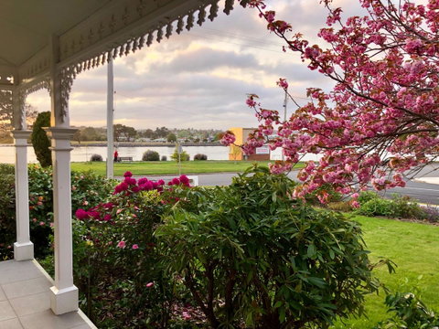 Riverbank Villa - Your Accommodation 9