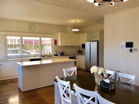 Riverbank Villa - Your Accommodation 5
