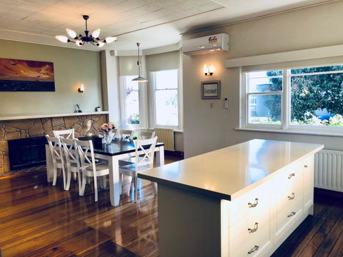 Riverbank Villa - Your Accommodation 4