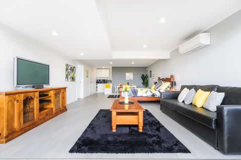 Views Forever - Devonport - Your Accommodation 5