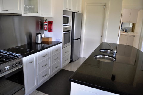 Belton Apartments-Hedge Cottage - Your Accommodation 4