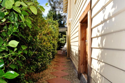 Belton Apartments-Hedge Cottage - Your Accommodation 5