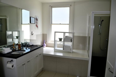 Belton Apartments-Hedge Cottage - Your Accommodation 14