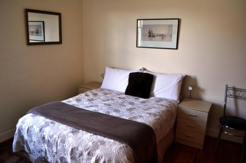 Belton Apartments-Hedge Cottage - Your Accommodation 11