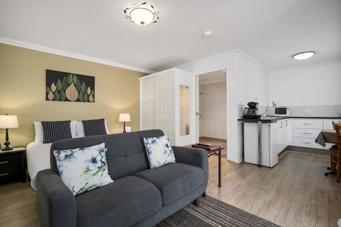 Oyster Cove Chalet - Your Accommodation 2