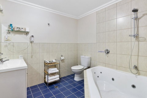 Oyster Cove Chalet - Your Accommodation 12