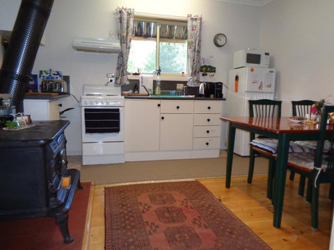 Post House Cottage - Your Accommodation 7
