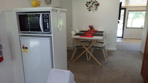 Karoola Cottage Self Contained - Your Accommodation 6