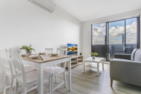 New One-Bedroom With Sweeping Views - Your Accommodation 0
