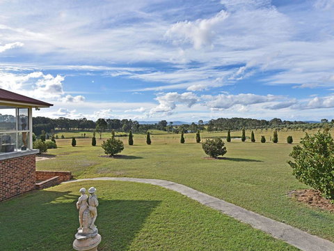 Noble Willow Estate Lovedale. Super Spacious, With Views And Pool - Your Accommodation 2