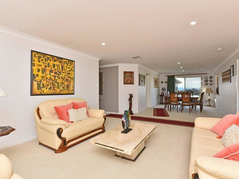 Noble Willow Estate Lovedale. Super Spacious, With Views And Pool - Your Accommodation 3