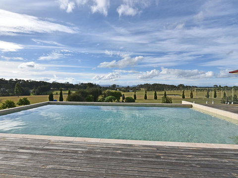 Noble Willow Estate Lovedale. Super Spacious, With Views And Pool - Your Accommodation 0