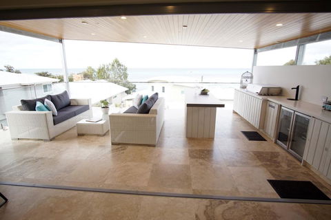 North Shore Holiday Home - Your Accommodation 3