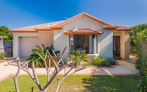 Oceania Cottage - LJHooker Yamba - Your Accommodation 0