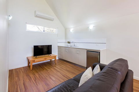 ON THE BEACH - Villa Over The Road From The Beach - Your Accommodation 2