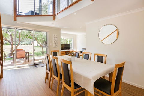 ON THE BEACH - Villa Over The Road From The Beach - Your Accommodation 1