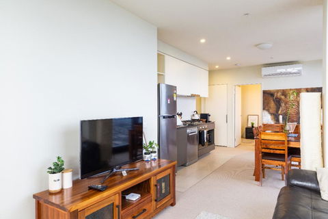 ON TOP OF THE WORLD - BEST VIEWS IN MELBOURNE !! - Your Accommodation 3
