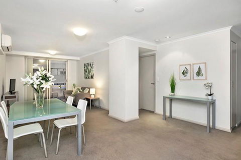 One Bedroom Apartment Atchison St(L1006) - Your Accommodation 1