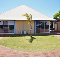 Osprey Holiday Village Unit 109 - Pleasant 3 Bedroom Holiday Villa with a Pool in the Complex - Your Accommodation