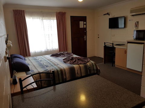 Peak Hill Golden Peak Budget Motel - Your Accommodation 1