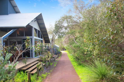 PEPPY TREE HOUSE - Your Accommodation 0