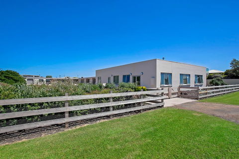 Peterborough House Motel - Your Accommodation 1