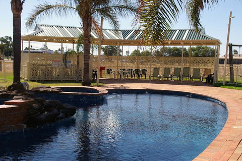 Pines Country Club Motor Inn - Your Accommodation 2