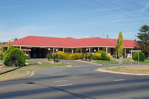 Pines Country Club Motor Inn - Your Accommodation 1