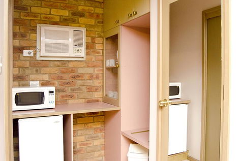 Pines Country Club Motor Inn - Your Accommodation 0