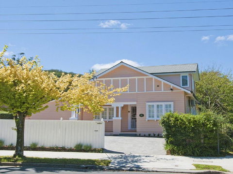 Plum Tree Cottage - Warm, Cosy & Walk To Town - Your Accommodation 0