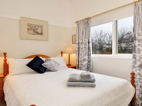 Plum Tree Cottage - Warm, Cosy & Walk To Town - Your Accommodation 3