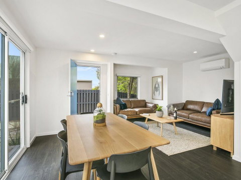 Point Roadknight Villa 3 - Your Accommodation 1