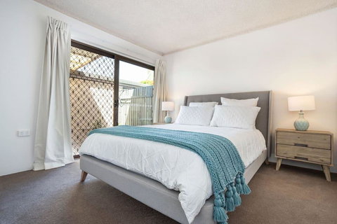 Quiet River Front Escape Walk To Ocean Street & Shops - Your Accommodation 2