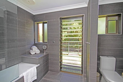 Red Door Beach House - Marcoola Beach - PET FRIENDLY, FOXTEL, WIFI, 500 BOND, Linen Supplied - Your Accommodation 3