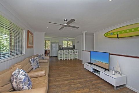 Red Door Beach House - Marcoola Beach - PET FRIENDLY, FOXTEL, WIFI, 500 BOND, Linen Supplied - Your Accommodation 2