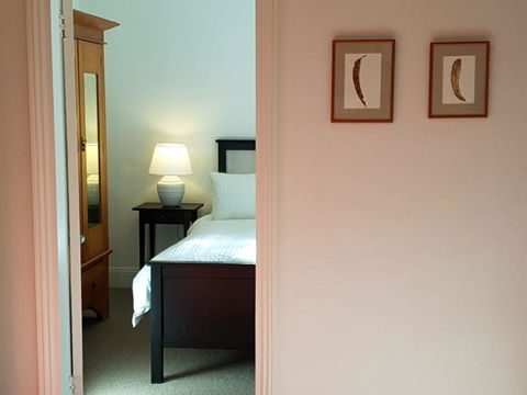 Redruth - 2 Bedroom Cottage Situated In Wandiligong - Your Accommodation 1