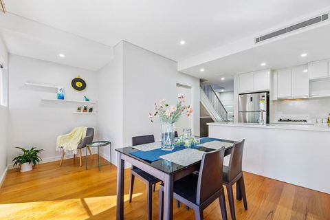 Relax In A Spacious & Modern Townhouse In Asquith - Your Accommodation 2